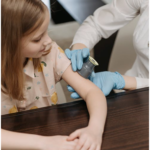 Los CDC actualizan la guía y recomiendan que las personas vacunadas usen mascaras